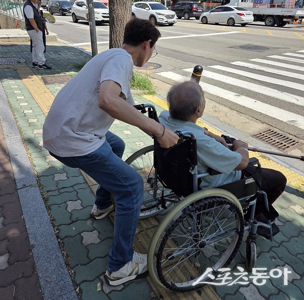 군포1동 행정복지센터 복지과 직원들이 폭염 속에서 전동세발자전거를 타다 넘어져 움직이지 못하던 어르신을 신속히 도와 지역사회에 따뜻한 감동을 전하고 있다. 사진제공|군포시