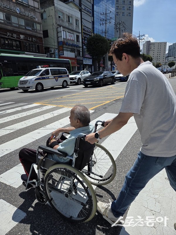 군포1동 행정복지센터 복지과 직원들이 폭염 속에서 전동세발자전거를 타다 넘어져 움직이지 못하던 어르신을 신속히 도와 지역사회에 따뜻한 감동을 전하고 있다. 사진제공|군포시