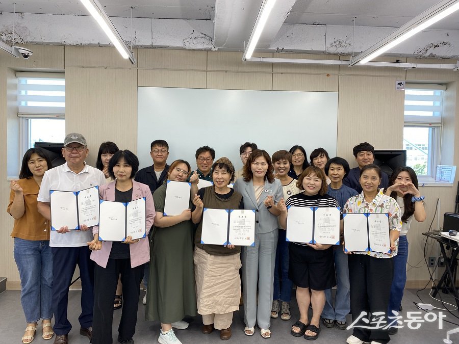 안성시(시장 김보라)는 지난 9월 3일 공도읍 가치공도에서 ‘지속가능관광 전문가 양성과정(심화)’ 수료식을 열고, 지역관광 활성화와 주민 소득 창출을 위한 본격적인 사업화를 준비한다. 사진제공｜안성시