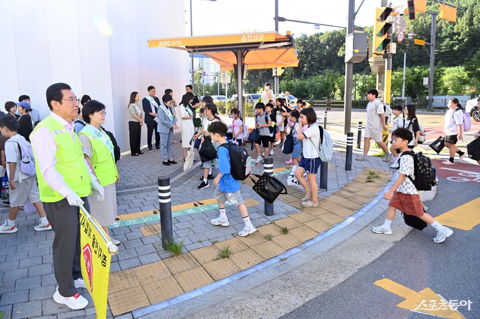 하남시(시장 이현재)는 지난 5일 광주하남교육지원청, 하남경찰서와 함께 단샘초등학교 앞 통학로에서 유관기관 합동 교통안전 캠페인과 안전지도를 진행했다. 사진제공｜하남시