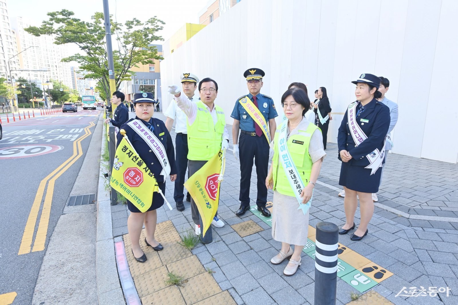 하남시(시장 이현재)는 지난 5일 광주하남교육지원청, 하남경찰서와 함께 단샘초등학교 앞 통학로에서 유관기관 합동 교통안전 캠페인과 안전지도를 진행했다. 사진제공｜하남시