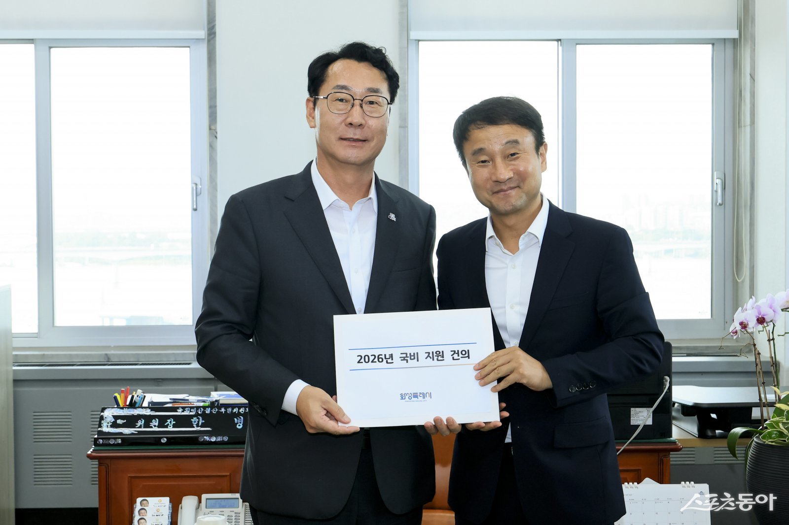 정명근 화성특례시장(사진 왼쪽)이 지난 4일 한병도 국회 예결위원장을 만나 9개 국비사업의 2026년도 예산안 반영을 요청했다. 사진제공|화성시