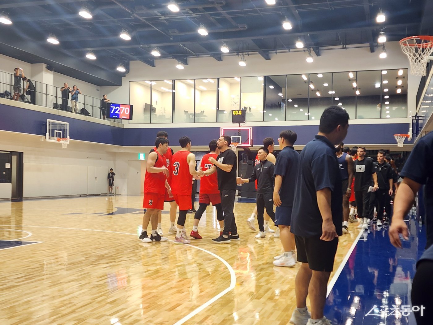 현대모비스는 5일 일본 나가사키 해피니스 아레나 보조 경기장에서 열린 나가사키와 연습경기에서 70-72로 석패했다. 그러나 양동근 감독은 만족하지 않고, 팀이 나아갈 방향을 짚었다. 나가사키(일본)|박정현 기자 pjh60800@donga.com