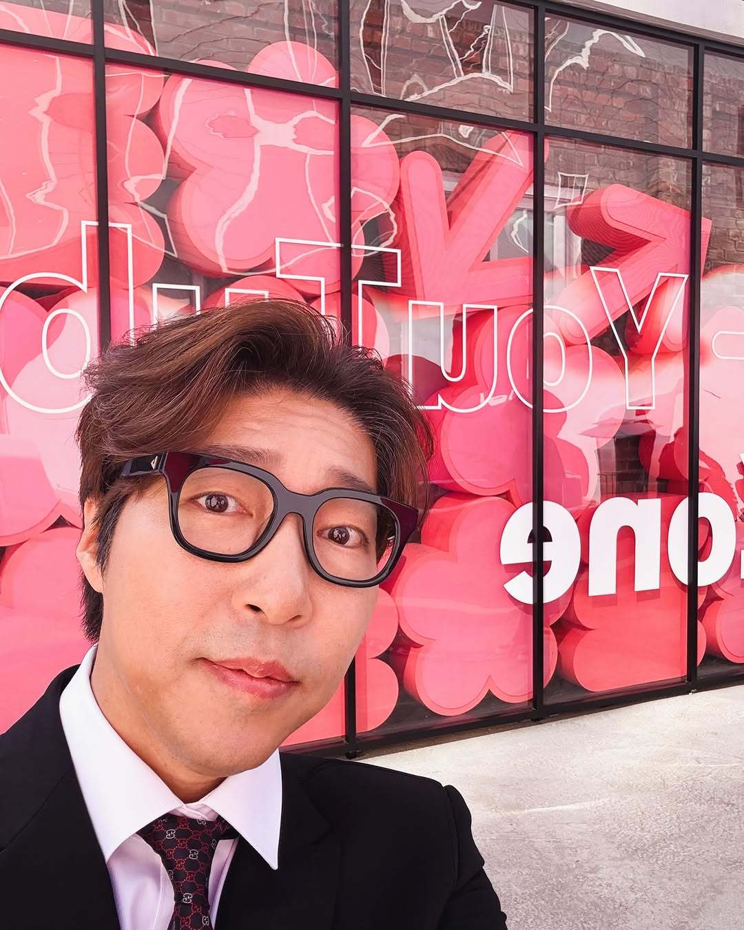 유튜버 대도서관 나동현씨(46)가 6일 오전 서울 광진구 자택에서 숨진 채 발견됐다. 경찰은 현장에서 유서나 타살 혐의점을 발견하지 못했으며, 나씨는 최근까지 게임 방송과 패션위크 참여 등 활발히 활동해왔다. 사진출처|대도서관SNS