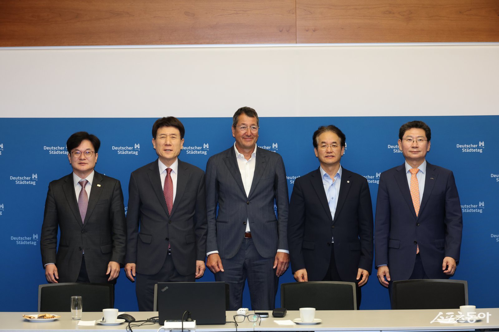 이상일 용인특례시장(오른쪽 첫 번째)은 5일(현지시간) 대한민국대도시시장협의회 소속 시장단과 함께 독일 베를린 독일도시협의회를 방문했다(김병수 김포시장(왼쪽 첫 번째), 이강덕 포항시장(왼쪽 두 번째), 이동환 고양시장). 사진제공｜용인시