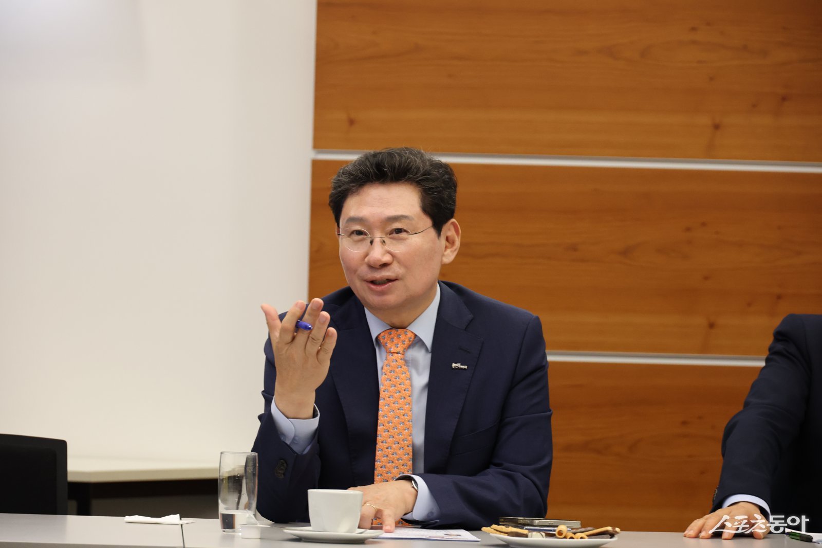 이상일 용인특례시장이 5일(현지시간) 독일도시협의회 고위관계자 힐마르 로예브스키 운영총괄과의 간담회에서 도시 간 교류협력방안에 대해 발언하고 있다. 사진제공｜용인시