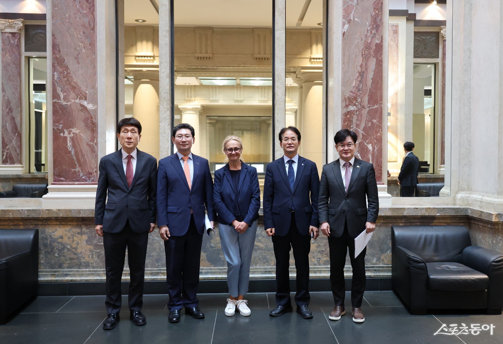 이상일 용인특례시장은 5일(현지시간) 독일연방 상원의회를 방문했다(이강덕 포항시장(왼쪽 첫 번째),이동환 고양시장(오른쪽 두 번째),김병수 김포시장(오른쪽 첫 번째)). 사진제공｜용인시