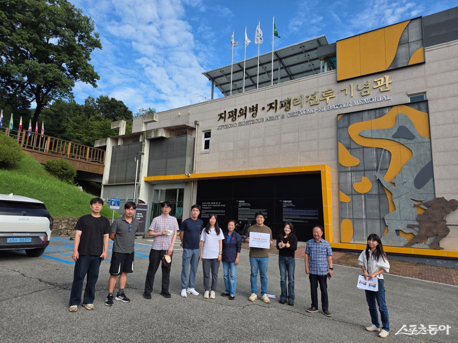 양평군(군수 전진선)은 지난 4일 ‘양평의병 김백선, 영화 시나리오로 다시 태어나다’ 프로그램 교육생들이 양평의병 관련 유적지 현장답사를 실시했다(지평리전투기념관 앞 단체 모습). 사진제공｜양평군