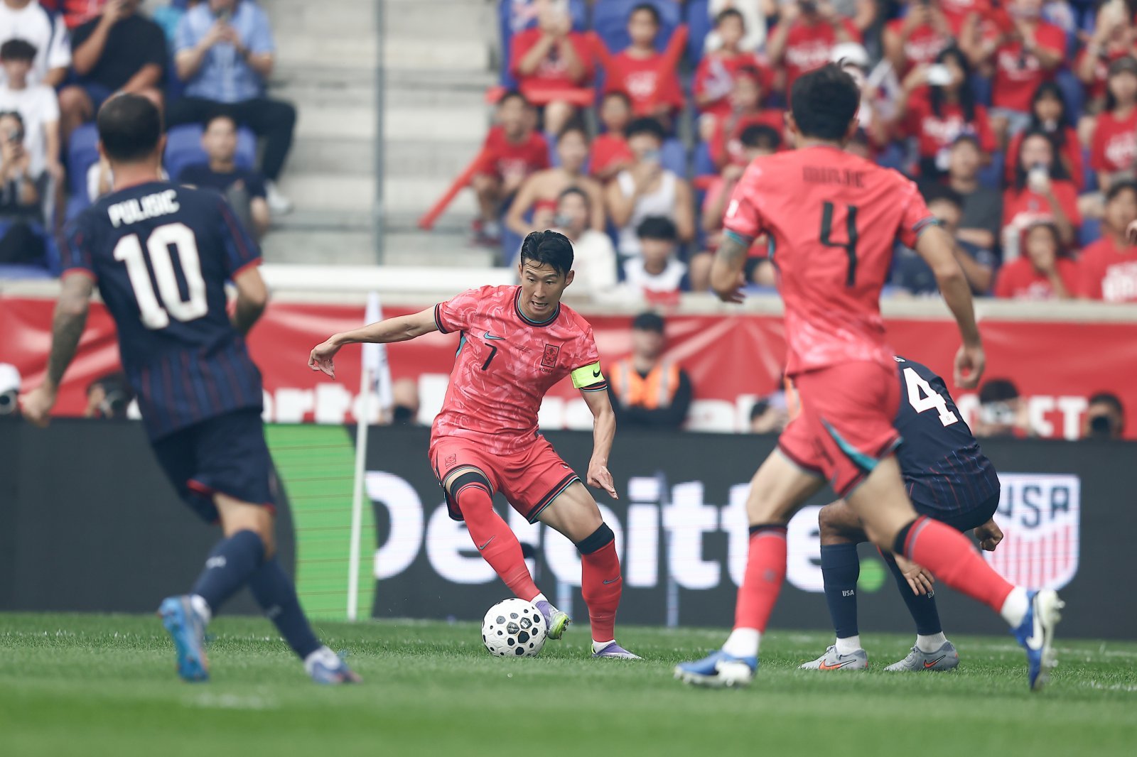 축구대표팀 주장 손흥민(가운데)이 7일(한국시간) 뉴저지주 스포츠 일러스트레이티드 스타디움에서 열린 미국과 원정 친선경기에서 상대 수비진을 피해 공격을 전개하고 있다. 사진제공|대한축구협회