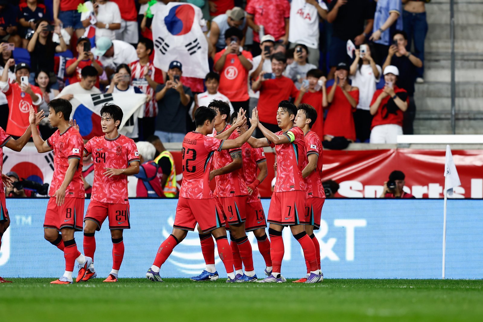 손흥민(오른쪽)이 7일 미국과 친선전에서 선제골을 넣은 뒤 동료들과 기쁨을 나누고 있다. 사진제공｜대한축구협회