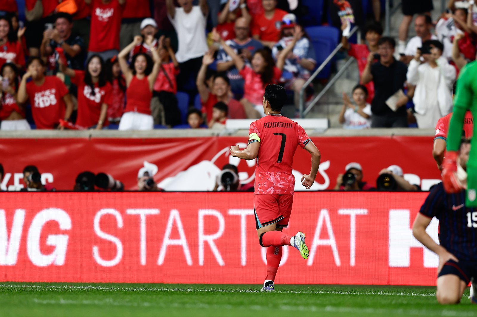 손흥민이 미국 뉴저지주 해리슨의 스포츠 일러스트레이티드 스타디움에서 열린 미국과 친선전에서 선제골을 넣은 뒤 기뻐하고 있다. 사진제공|대한축구협회