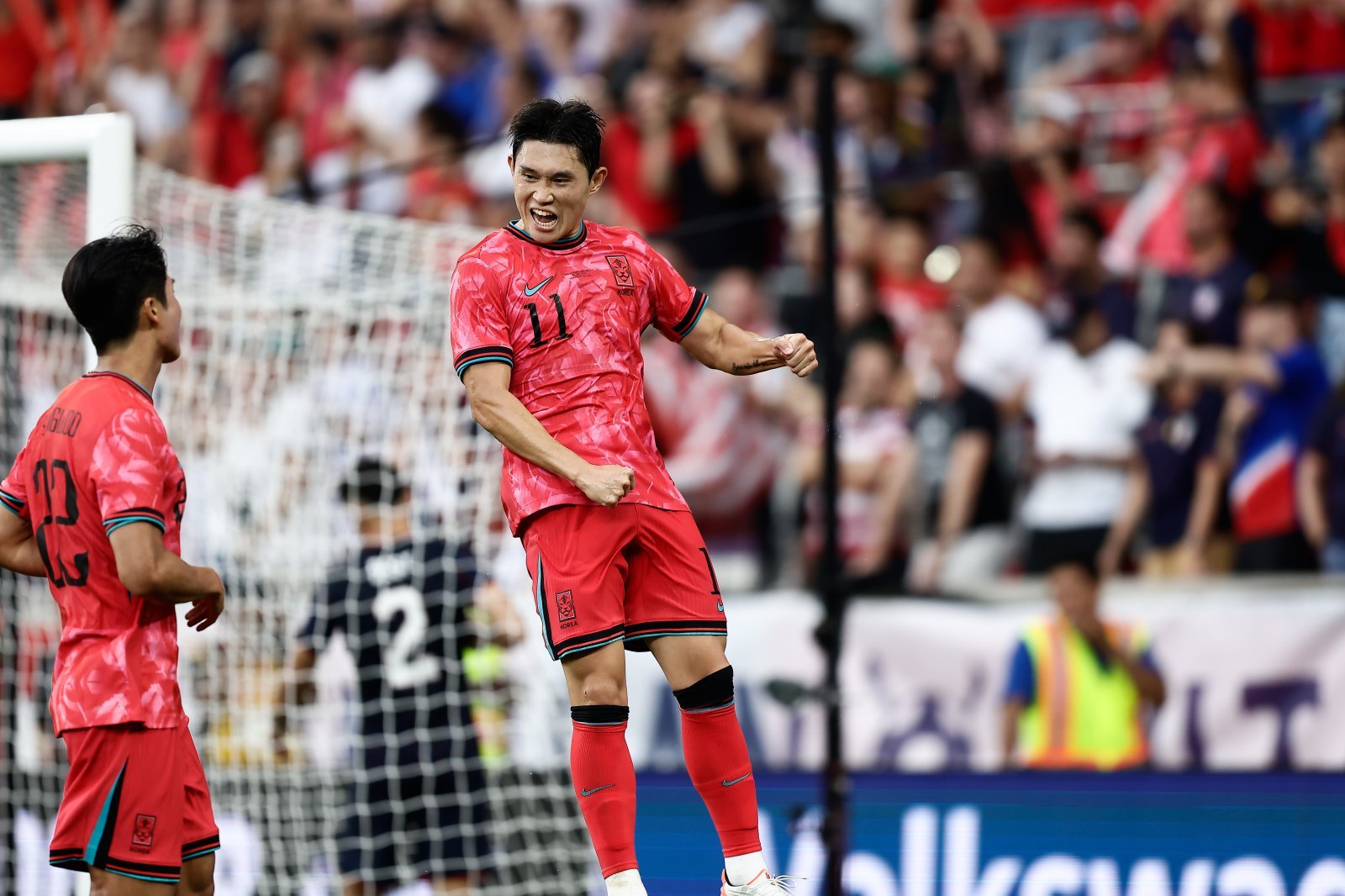 이동경(가운데)이 미국 뉴저지주 해리슨의 스포츠 일러스트레이티드 스타디움에서 열린 미국과 친선전 도중 팀의 두 번째 골을 넣은 뒤 기뻐하고 있다. 사진제공|대한축구협회