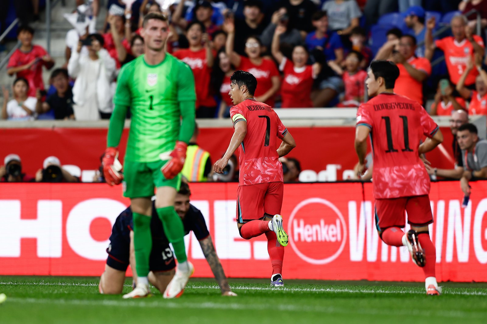 축구대표팀 주장 손흥민(7번)이 7일(한국시간) 뉴저지주 스포츠 일러스트레이티드 스타디움에서 열린 미국과 원정 친선경기에서 전반 18분 선제골을 터트린 뒤 세리머니를 하고 있다. 사진제공|대한축구협회