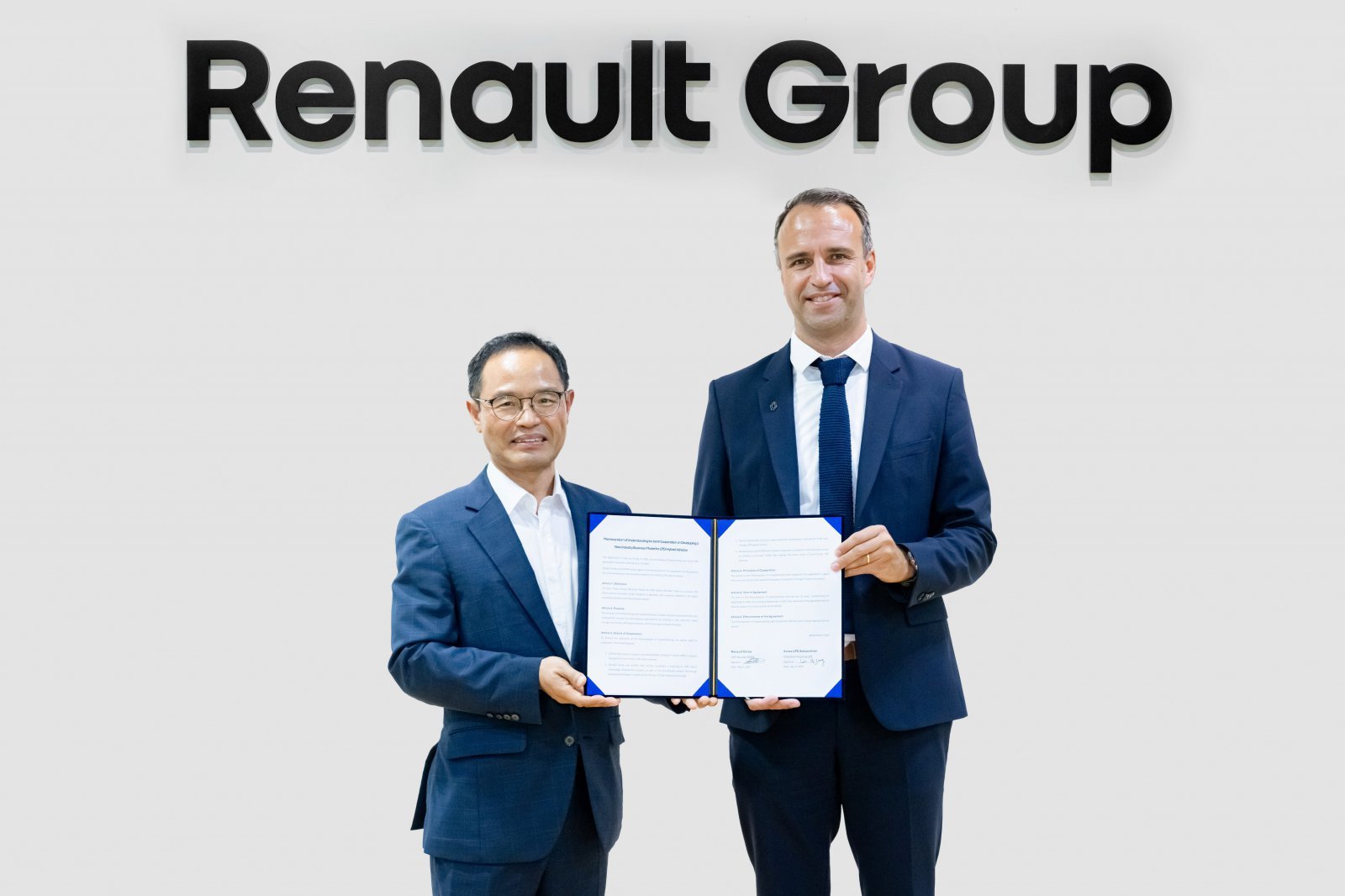 르노코리아가 5일 르노코리아 서울사무소에서 대한LPG협회와 ‘LPDi 하이브리드 자동차 양산 개발을 위한 업무협약’을 체결했다. 니콜라 파리 르노코리아 사장(오른쪽)과 이호중 대한LPG협회장. 사진제공 |르노코리아