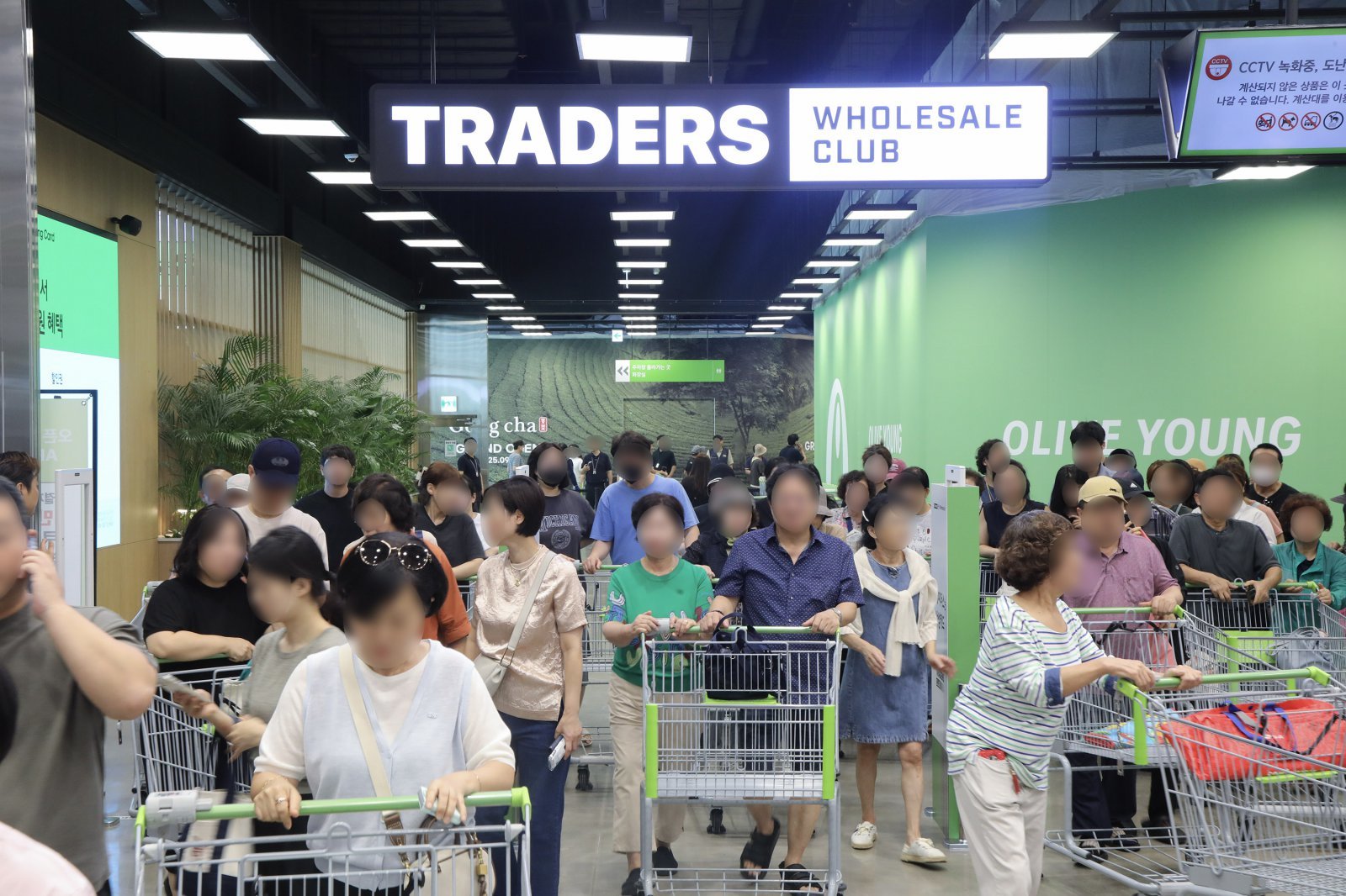 24번째 점포이자 역대 최대 규모를 자랑하는 트레이더스 구월점을 찾은 고객들. 사진제공|이마트