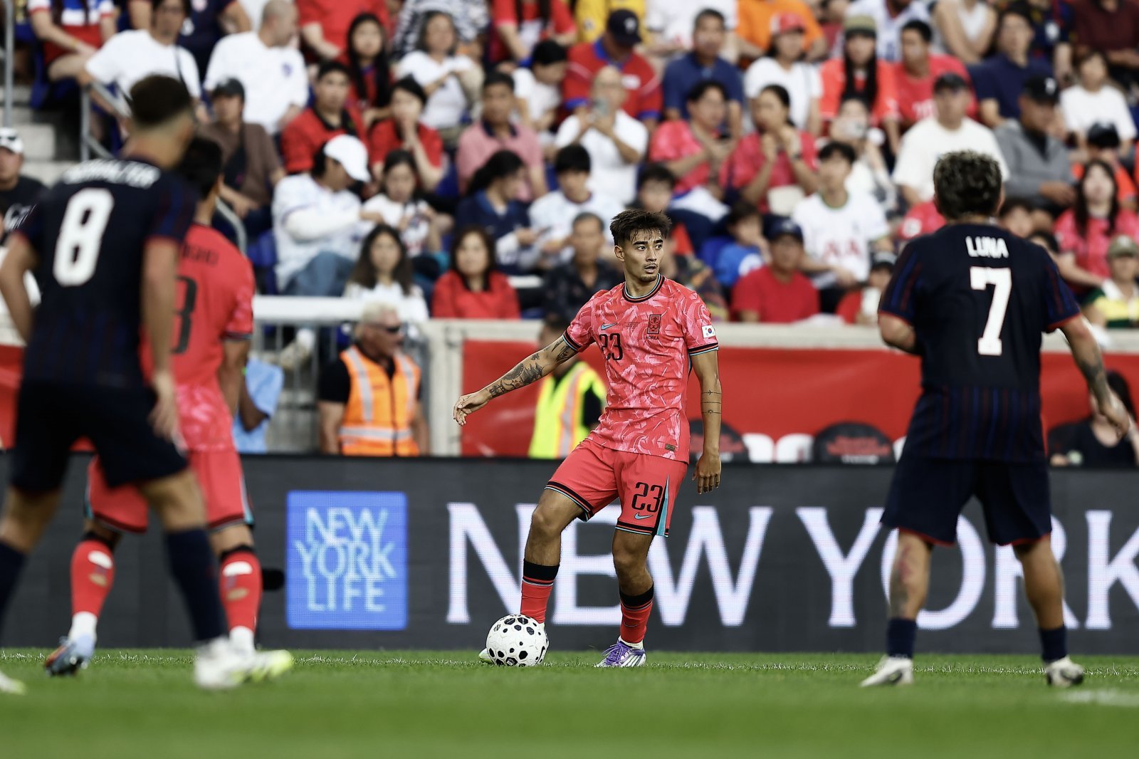 옌스 카스트로프가 7일(한국시간) 미국 뉴저지주 해리슨의 스포츠 일러스트레이티드 스타디움에서 열린 미국과 친선전 도중 공을 다루고 있다. 사진제공｜대한축구협회