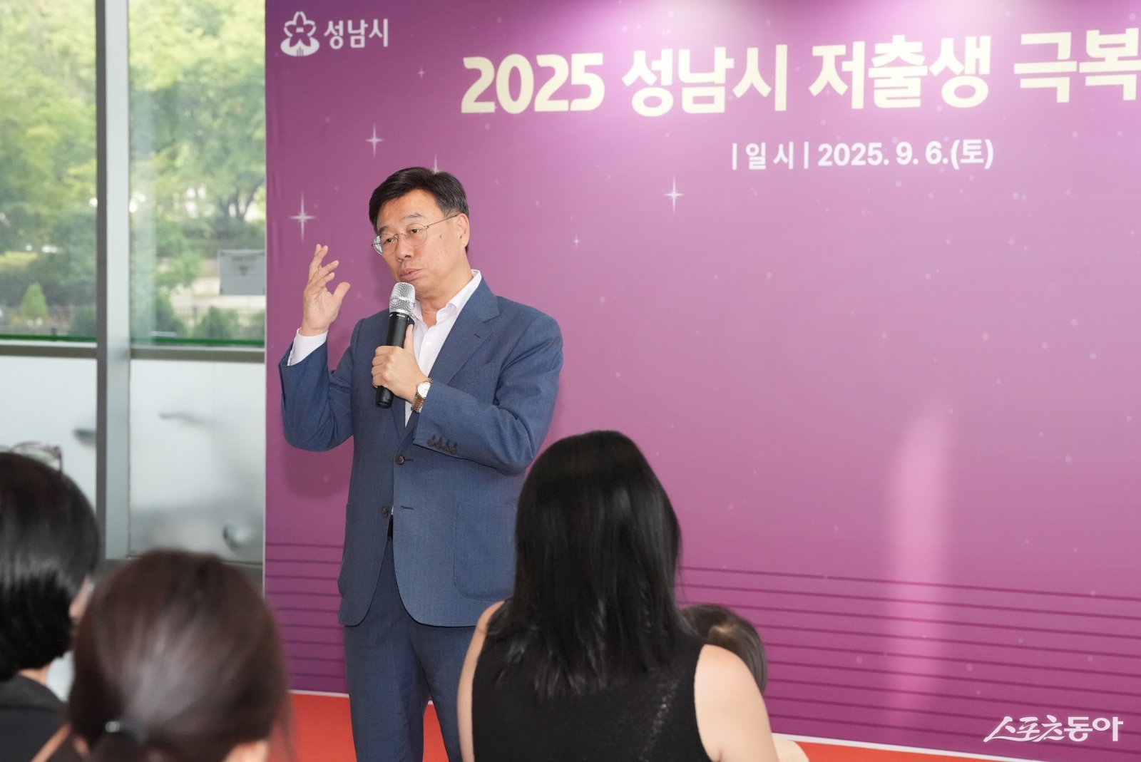 신상진 성남시장은 6일 성남시청 누리홀에서 ‘2025년 저출생 극복 콘텐츠 공모전’ 시상식에 참석해 수상자들에게 인사말을 하고 있다. 사진제공ㅣ성남시