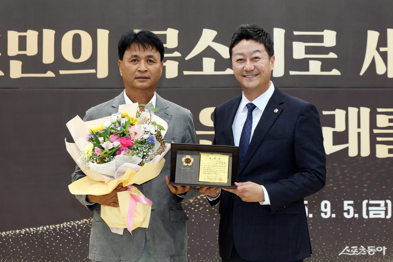 김진경 경기도의회 의장(더민주·시흥3)은 시흥시 발전에 헌신해 온 이화수 시흥장현지구총연합회 회장과 신철균 시흥시희망팔도회 회장에게 각각 지역발전 유공 표창을 수여했다. 사진제공｜김진경 의장