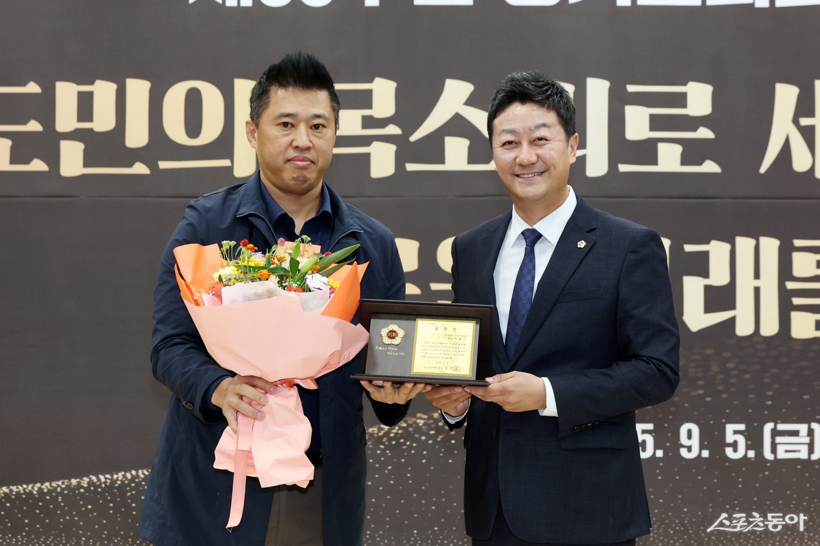 김진경 경기도의회 의장(더민주·시흥3)은 시흥시 발전에 헌신해 온 이화수 시흥장현지구총연합회 회장과 신철균 시흥시희망팔도회 회장에게 각각 지역발전 유공 표창을 수여했다. 사진제공｜김진경 의장