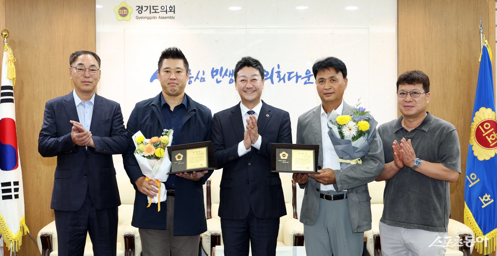 김진경 경기도의회 의장(더민주·시흥3)은 시흥시 발전에 헌신해 온 이화수 시흥장현지구총연합회 회장과 신철균 시흥시희망팔도회 회장에게 각각 지역발전 유공 표창을 수여했다. 사진제공｜김진경 의장