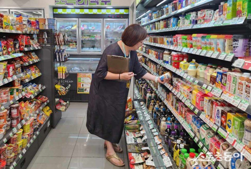 어린이 식품안전 보호구역 내 업체를 점검하는 모습. 사진제공|광명시