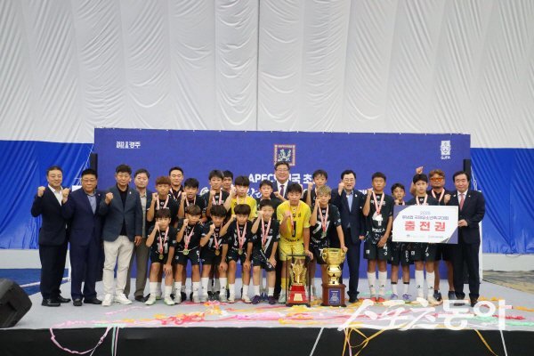 주낙영 경주시장과 관계관들이 스마트에어돔에서 우승팀 선수단과 기념 촬영하고 있다. 사진제공 ㅣ 경주시