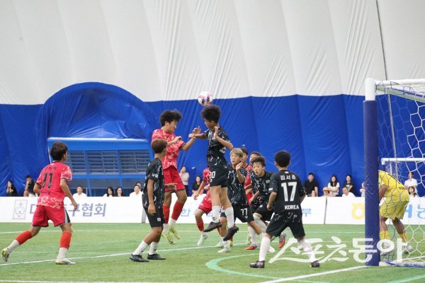 스마트에어돔에서 진행된 경기에서 선수들이 골문 앞에서 헤더 경합을 하고 있다. 사진제공 ㅣ 경주시