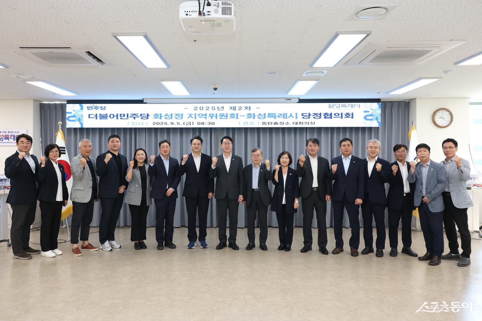 정명근특례시장(중앙)이 전용기 국회의원(좌측, 더불어민주당 화성시 정지역)과 기념촬영을 하고 있다. 사진제공|화성시