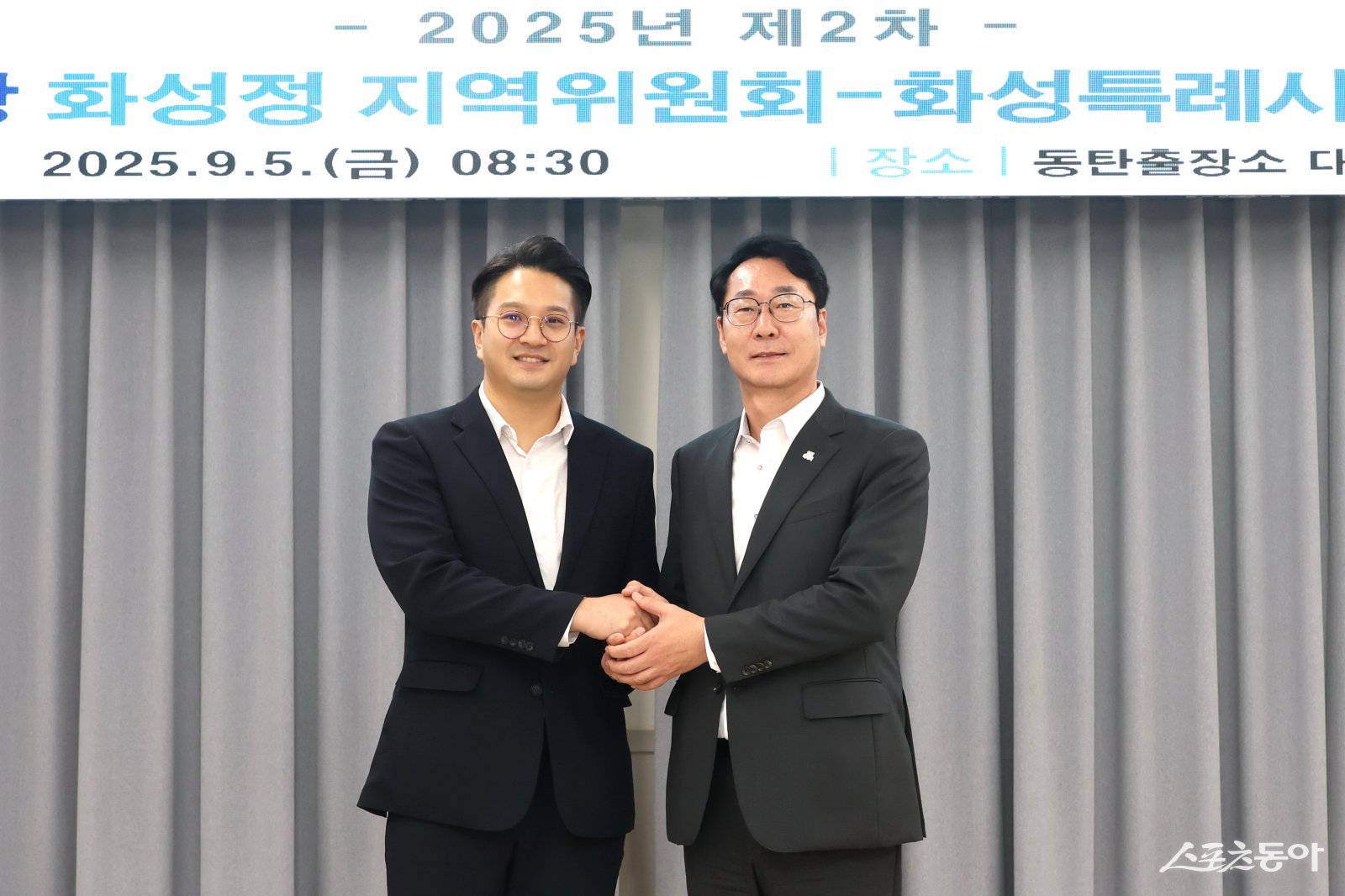 정명근 화성특례시장(우측)이 전용기 국회의원(좌측)과 함께 기념촬영을 하고 있다. 사진제공|화성시