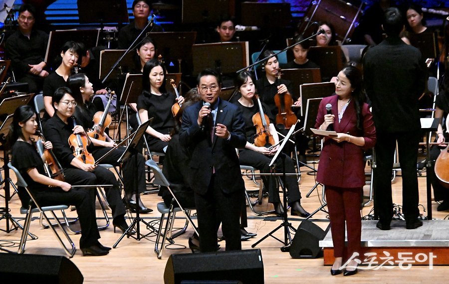 유정복 인천광역시장이 지난 6일 연수구 글로벌캠퍼스 대강당에서 열린 ‘제10회 문학산음악회’에서 인사말을 하고 있다. 사진제공|인천시