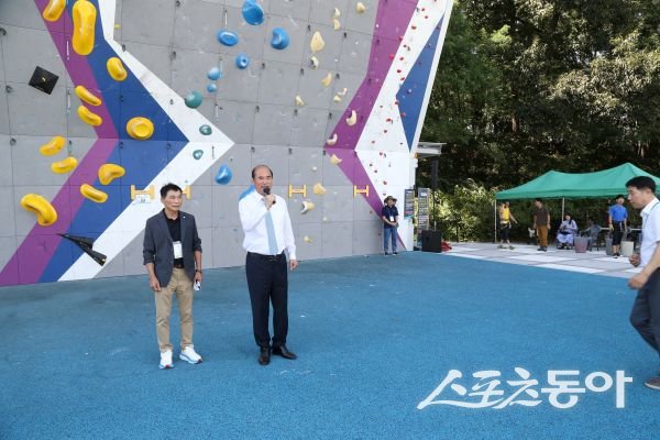 제1회 상주곶감배 전국스포츠클라이밍대회가 6일 개막해 강영석 상주시장이 축사하고 있는 모습. 사진제공ㅣ상주시