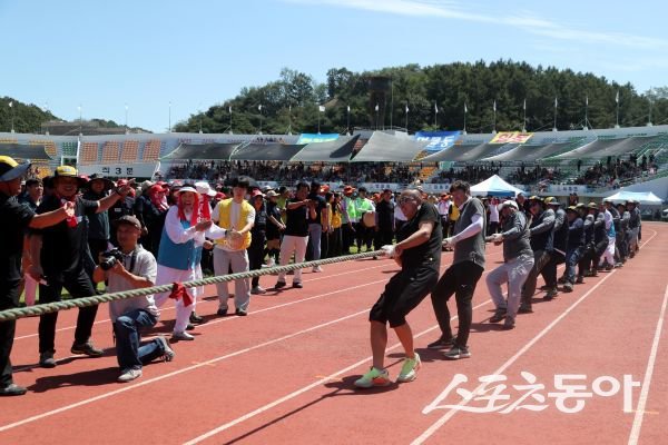 지난 안동시민체육대축전 당시 줄다리기를 하고 있는 선수들의 모습. 사진제공ㅣ안동시