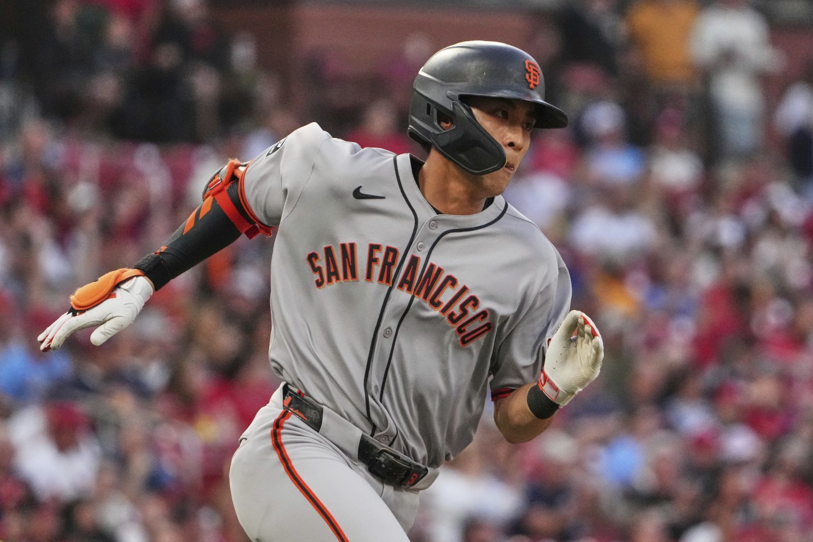 샌프란시스코 이정후가 7일(한국시간) 부시스타디움에서 열린 세인트루이스전에서 4타수 2안타를 기록하며 3연속경기 멀티히트를 작성했다. 3회초 2번째 타석에서 안타를 쳐낸 뒤 1루로 향하는 이정후. 세인트루이스(미 미주리주)|AP뉴시스