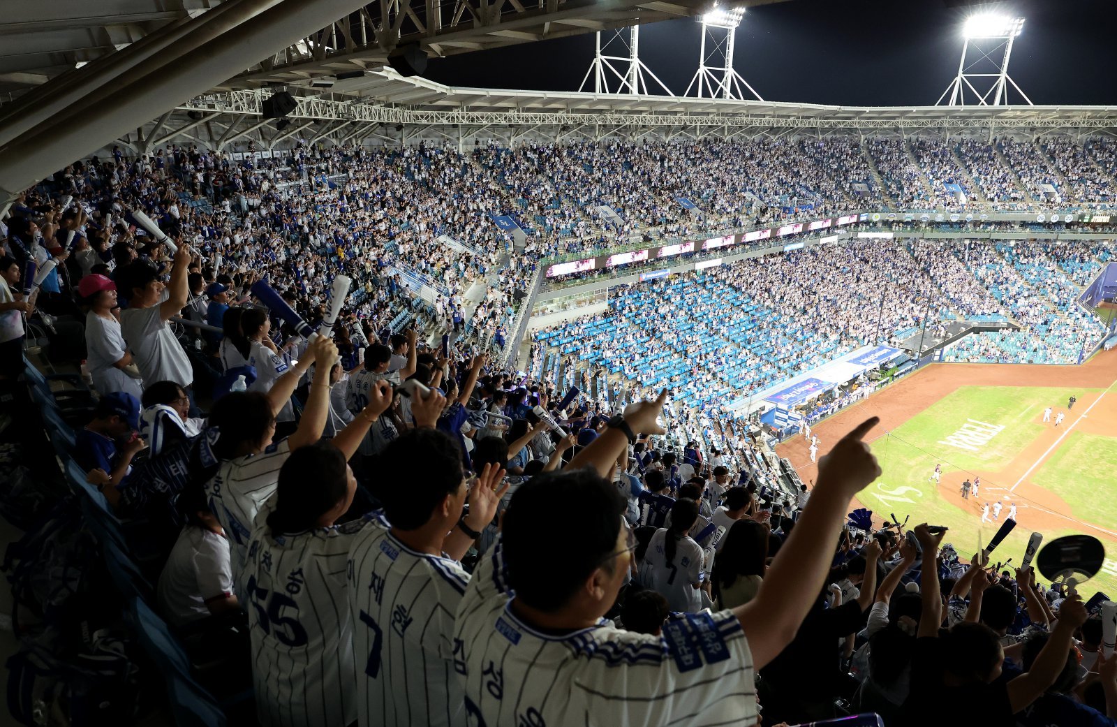 ‘2025 신한 SOL 뱅크 KBO리그’가 역대 단일시즌 최다 관중 기록을 새로 썼다. 삼성은 5일 대구 키움전에서 역대 단일시즌 최다 관중 기록을 새로 썼다. 5일 키움전에서 응원을 펼치는 삼성 팬들. 뉴시스