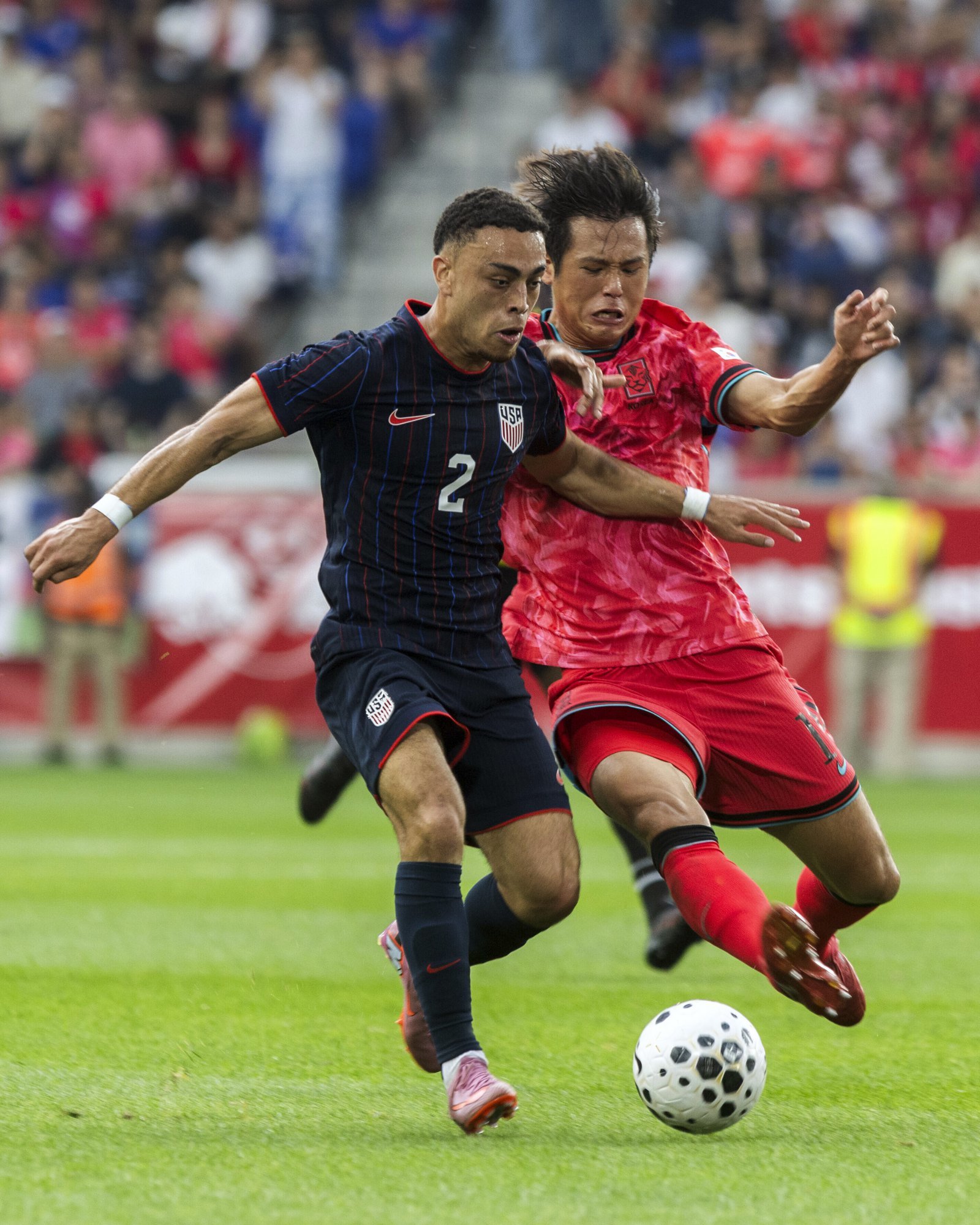 축구대표팀 중앙수비수 김주성(오른쪽)이 7일(한국시간) 뉴저지주 스포츠일러스트레이티드 스타디움에서 열린 미국과 평가전에서 상대 선수와 볼경합을 하고 있다. 해리슨(미 뉴저지주)|AP뉴시스