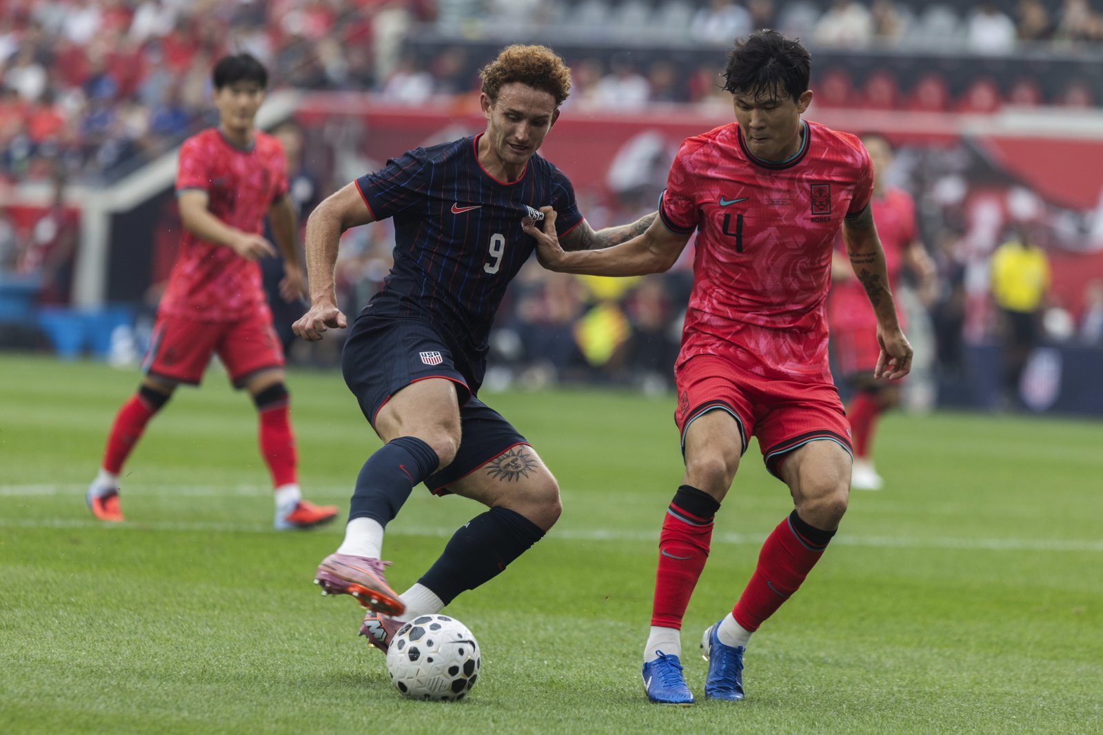 축구대표팀 중앙수비수 김민재(오른쪽)가 7일(한국시간) 뉴저지주 스포츠일러스트레이티드 스타디움에서 열린 미국과 평가전에서 상대 공격수의 돌파를 저지하고 있다. 해리슨(미 뉴저지주)|AP뉴시스