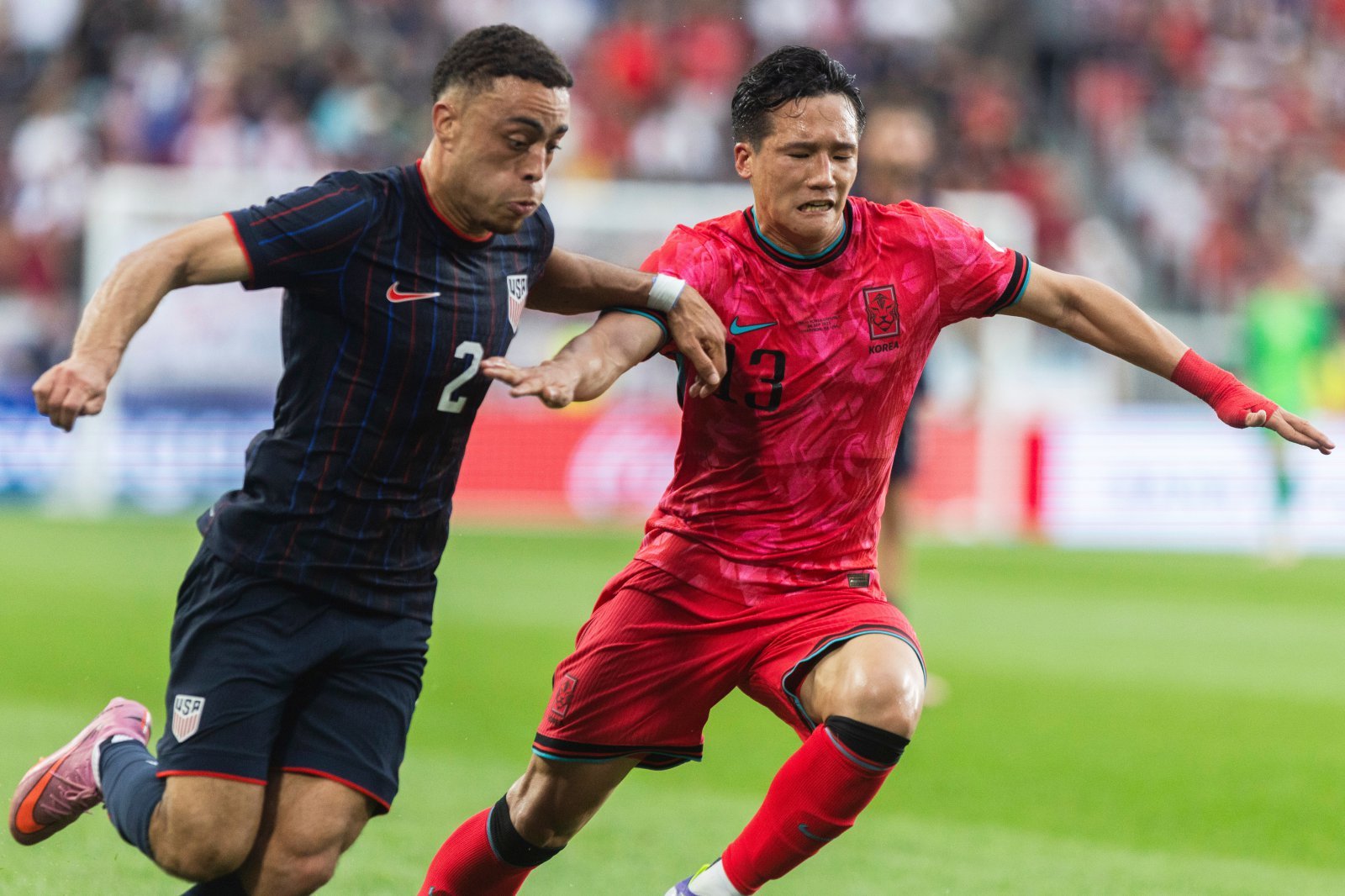 축구대표팀 윙백 이태석(오른쪽)이 7일(한국시간) 뉴저지주 스포츠일러스트레이티드 스타디움에서 열린 미국과 평가전에서 상대 선수와 몸싸움을 하고 있다. 해리슨(미 뉴저지주)|AP뉴시스