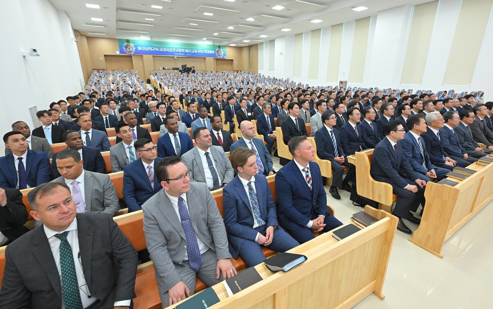 ‘예산 하나님의 교회’에서 열린 헌당식에 예산, 공주, 당진 등 충청권 신자들과 미국에서 방한한 해외 신자들이 참여하고 있다