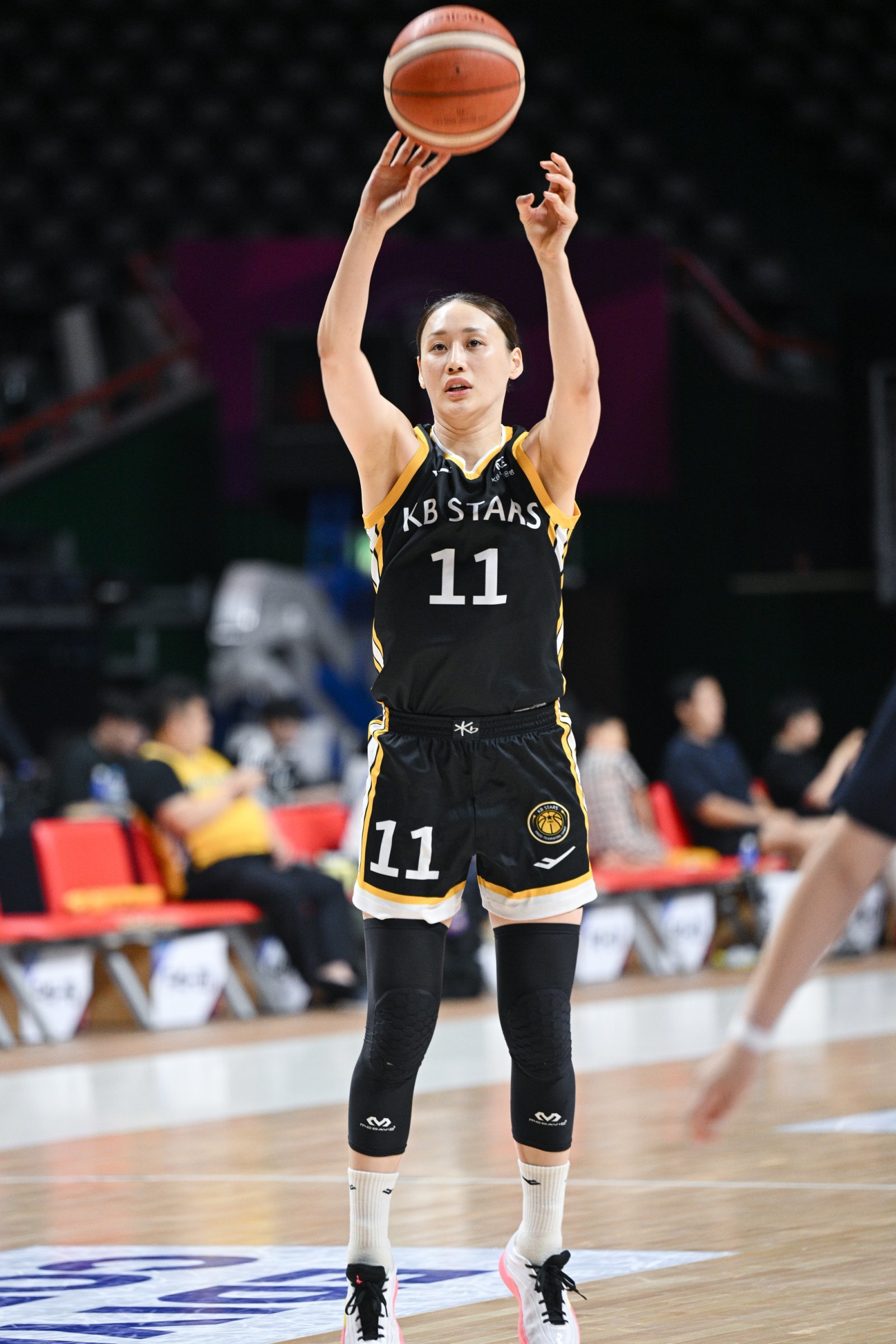 KB스타즈 강이슬이 7일 부산 사직체육관에서 열린 ‘2025 BNK금융 박신자컵’ 사라고사와 3~4위 결정전에서 3점슛을 던지고 있다. 강이슬은 이날 3점슛 7개를 포함해 26득점 활약을 펼쳤다. 그러나 KB스타즈는 사라고사에 78-83으로 패하며 대회를 최종 4위로 마무리했다. 사진제공|WKBL