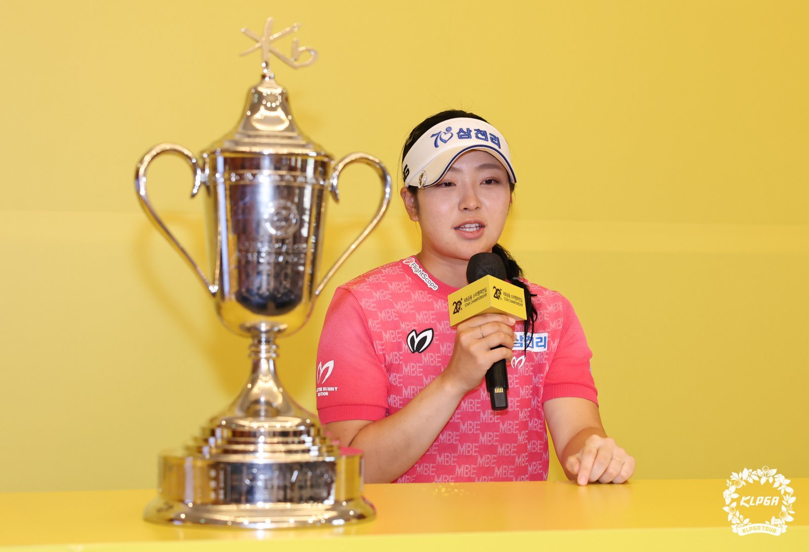 유현조가 7일 메이저대회 KB금융 스타챔피언십에서 타이틀 방어에 성공하며 뒤늦은 시즌 첫 승을 수확한 뒤 공식 기자회견에서 밝은 얼굴로 소감을 밝히고 있다. 사진제공 | KLPGA