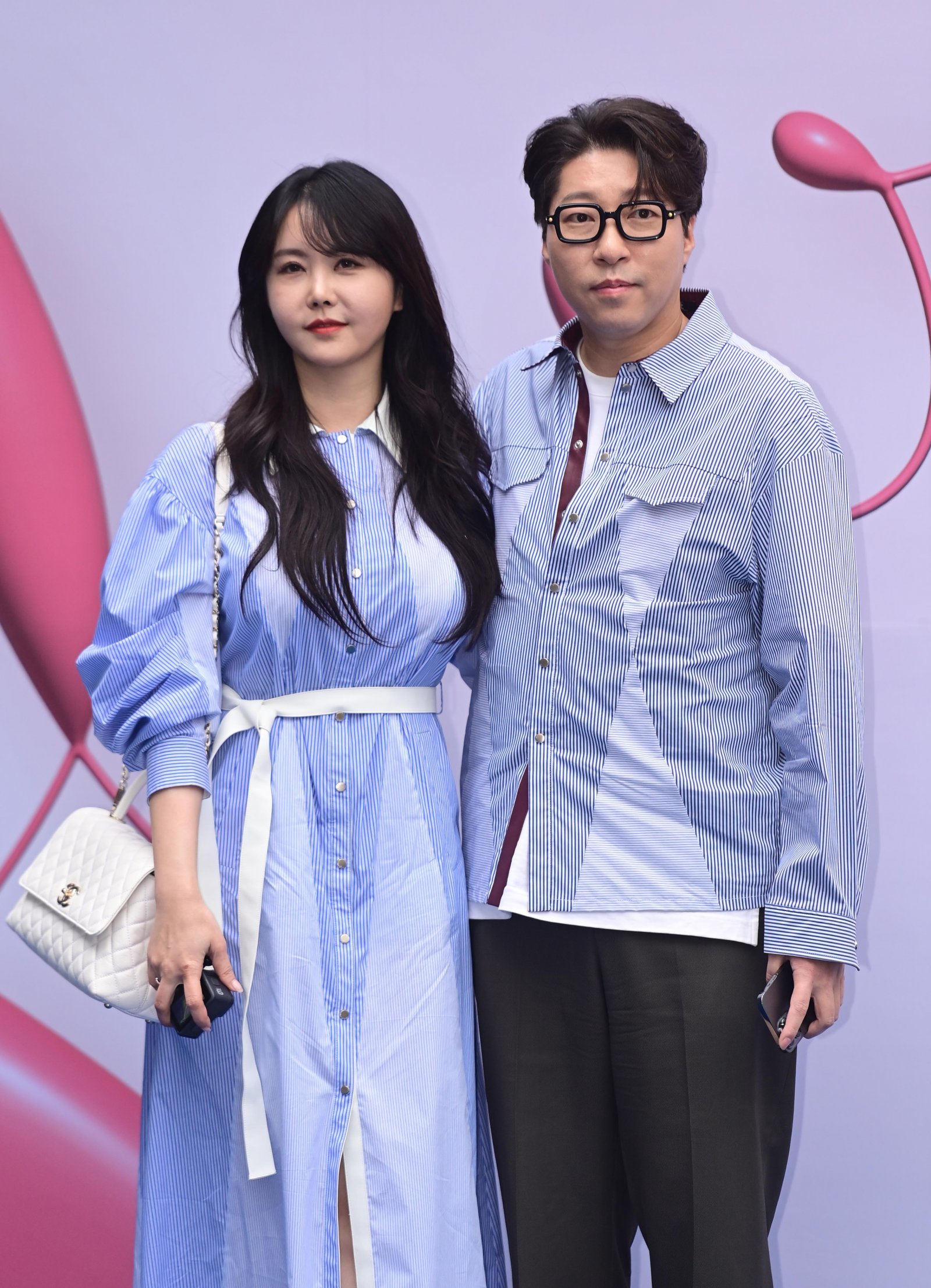 이혼 전 대도서관, 윰댕의 모습. 동대문디자인플라자에서 열린 ‘2023 FW 서울패션위크’ 행사에 참가했을 때의 사진이다. 스포츠동아