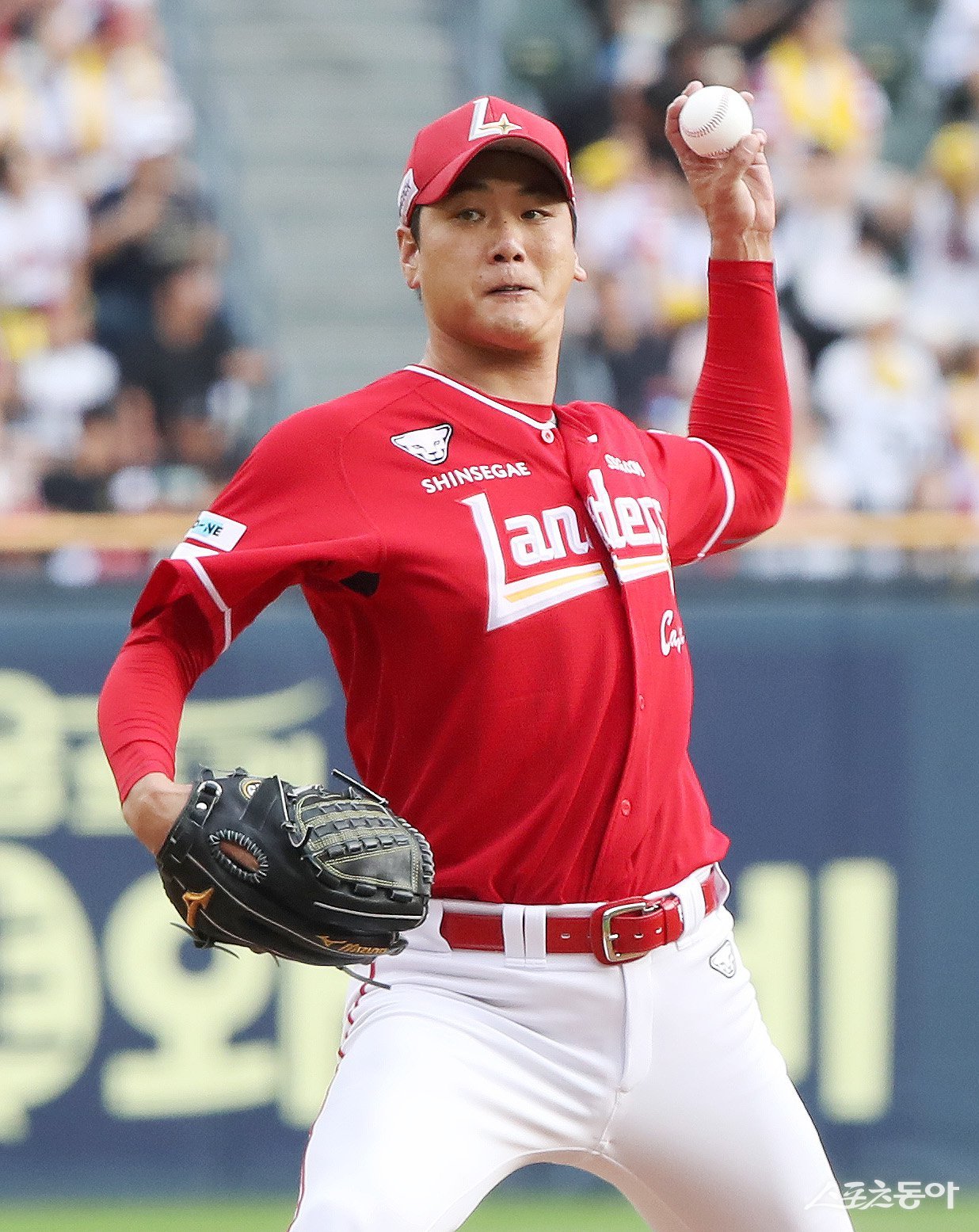 SSG 김광현이 7일 잠실구장에서 열린 LG전 3회말 1사 후 박해민을 헛스윙 삼진으로 돌려세우며 통산 2000탈삼진을 달성했다. 김광현은 양현종을 넘어 역대 최소경기, 최소이닝 2000탈삼진의 위업을 이뤄냈다. 사진제공|SSG 랜더스