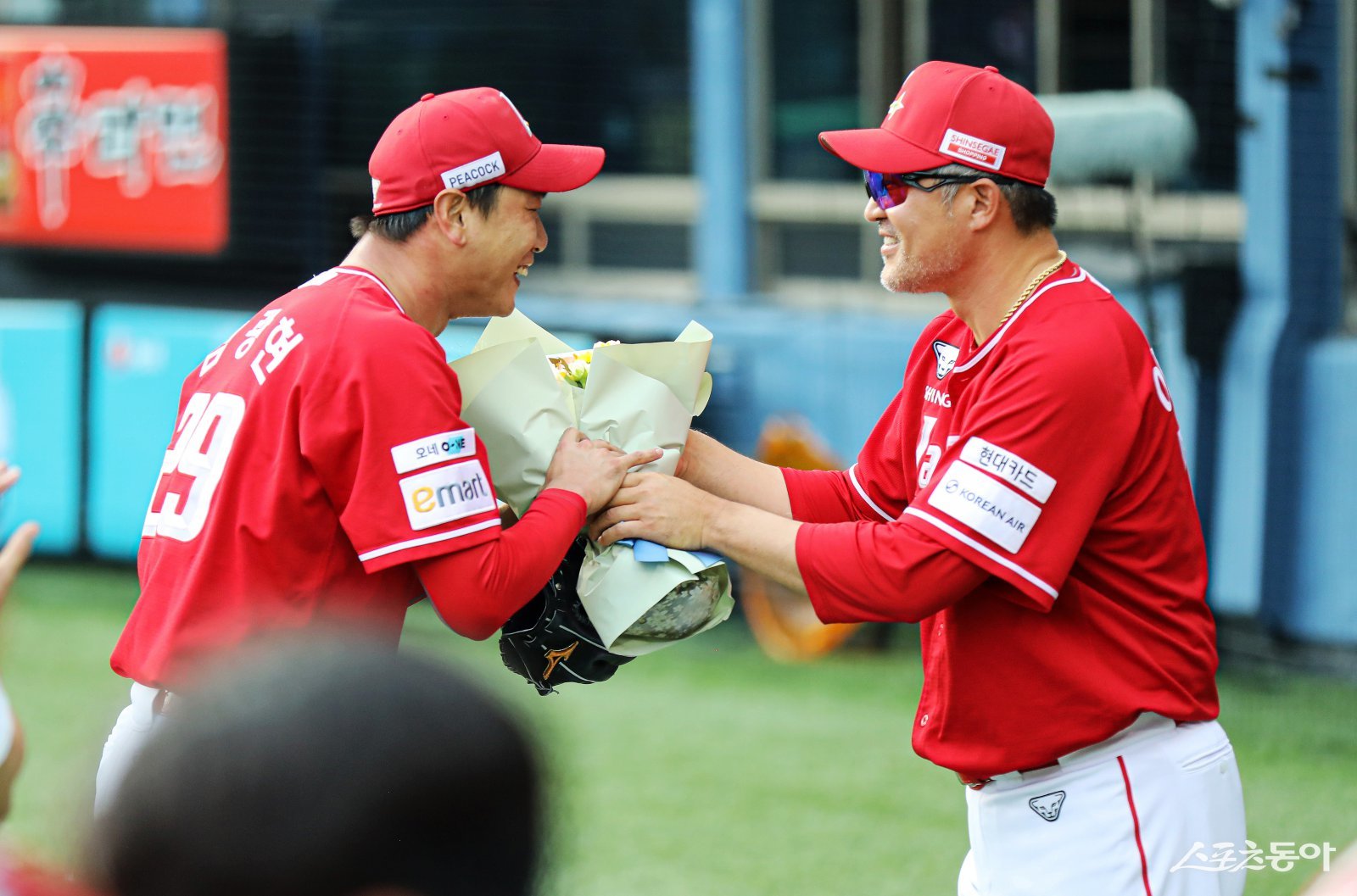 SSG 김광현(왼쪽)이 7일 잠실구장에서 열린 LG전 3회말 통산 2000탈삼진을 달성한 뒤 이숭용 감독에게 꽃다발을 받고 있다. 사진제공｜SSG 랜더스