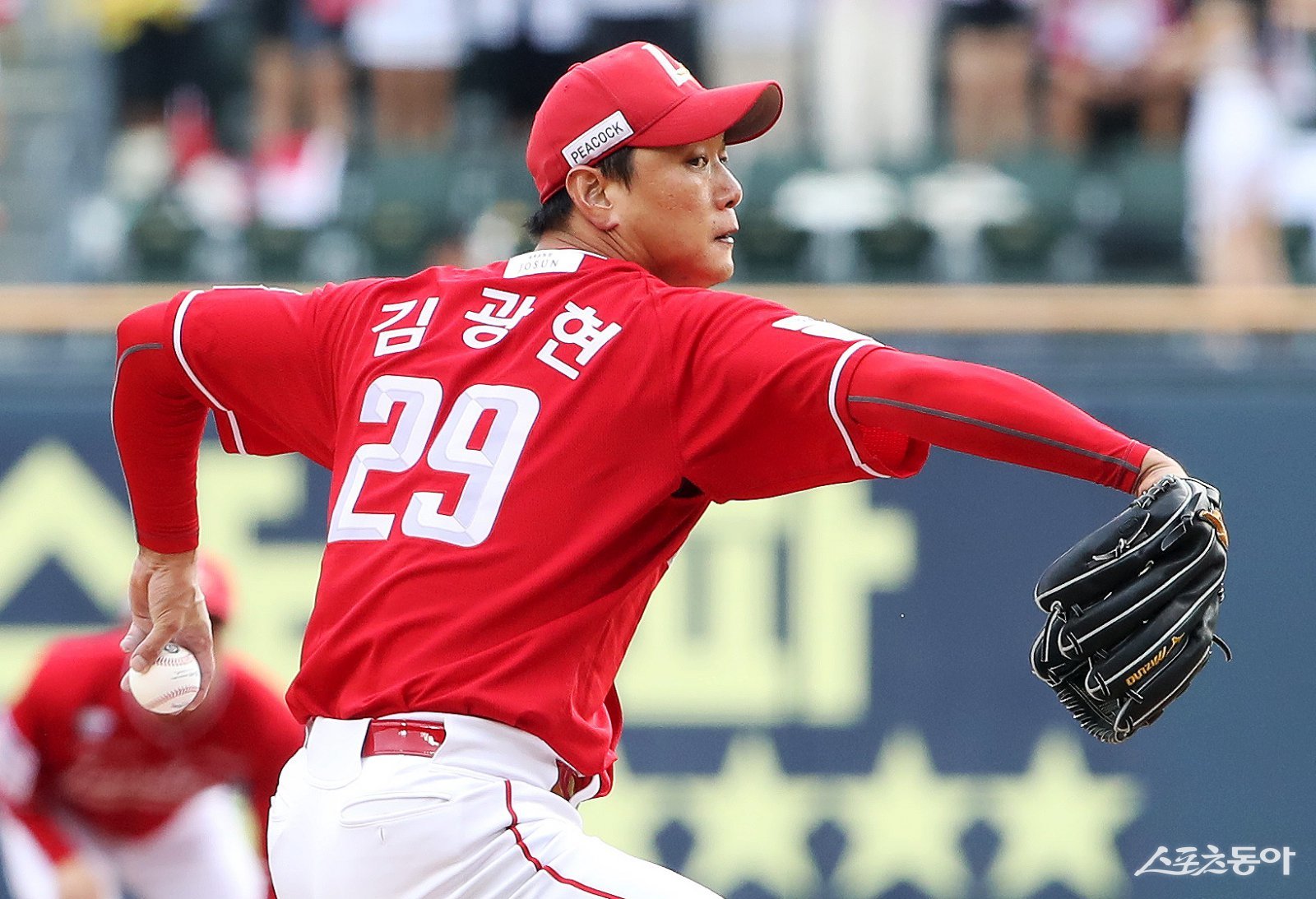 SSG 김광현이 7일 잠실구장에서 열린 LG전에 선발등판해 역투하고 있다. 김광현은 3회말 박해민을 헛스윙 삼진 처리하며 통산 2000탈삼진을 달성했다. SSG는 김광현의 역투에 힘입어 LG를 꺾고 5연승을 달렸다. 사진제공｜SSG 랜더스