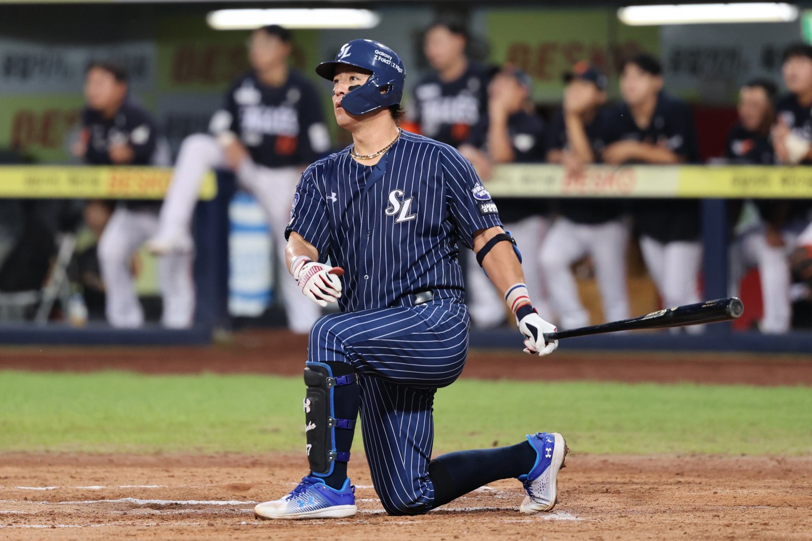 삼성 강민호가 7일 대구 한화전에서 포수 최초로 통산 350홈런 고지를 밟았다. 이 홈런은 이날 승리에 결정적 영향을 미친 쐐기 2점포였다. 6회말 홈런을 쳐낸 뒤 타구를 응시하는 강민호. 사진제공｜삼성 라이온즈