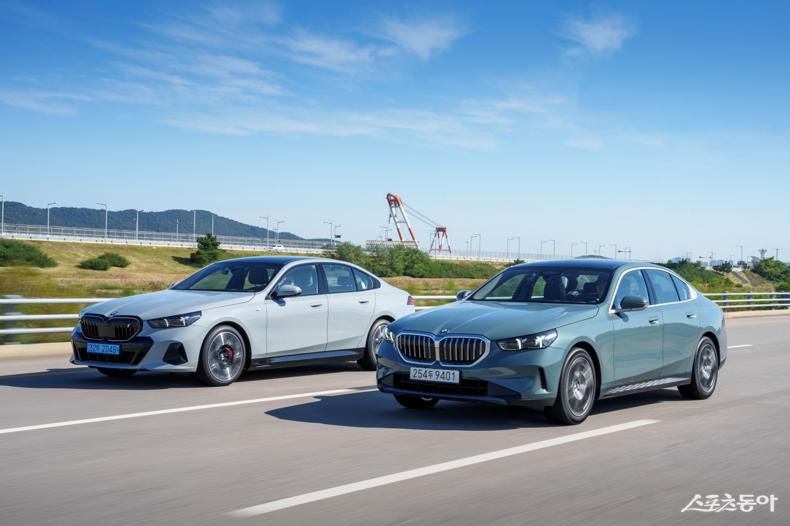 BMW 그룹 코리아는 올해 1~8월 누적 기준으로 수입차 시장 1위를 기록했다. BMW의 대표 모델인 5시리즈가 도심을 주행하는 모습. 사진제공|BMW 코리아