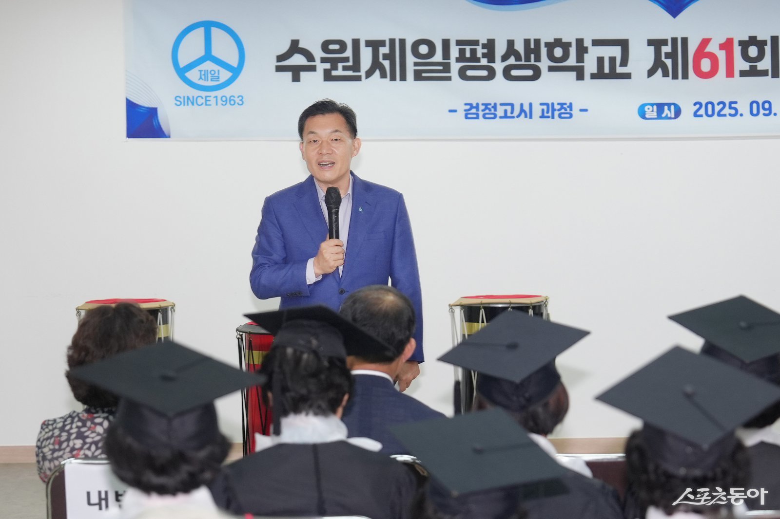 이재준 수원시장이 수원제일평생학교 2025년도 제61회 전반기 졸업식에서 인사말을 하고 있다. 사진제공|수원시