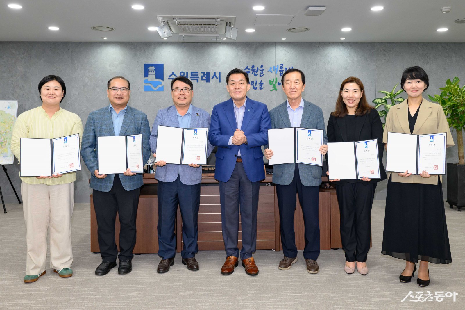 이재준 수원시장(가운데)이 시민배심법정 제7기 운영위원들에게 위촉장을 수여한 후 기념촬영을 하고 있다. 사진제공|수원시