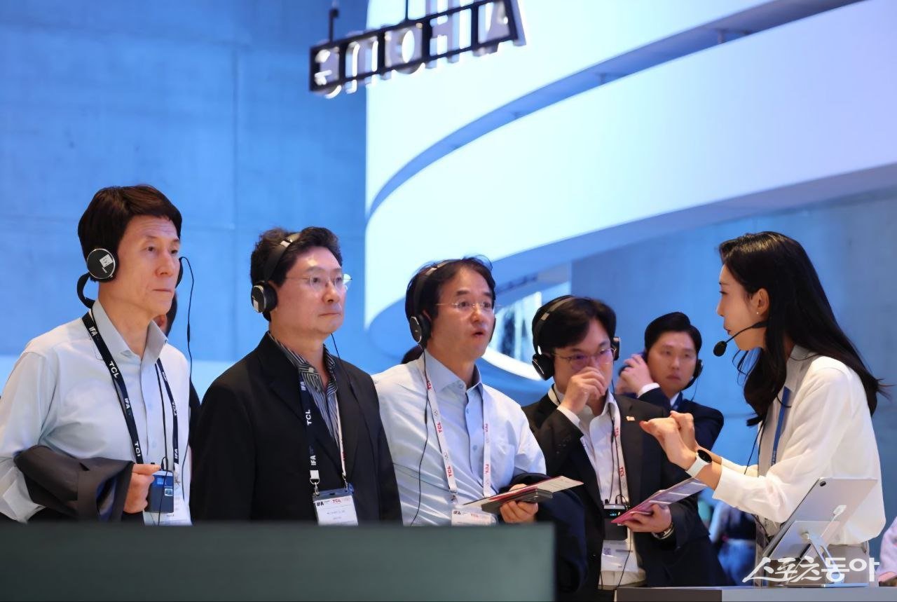 이상일 용인특례시장(왼쪽에서 두번째)이 IFA 삼성전자관에서 혁신제품을 살펴보며 설명을 듣고 있다. 사진제공|용인시