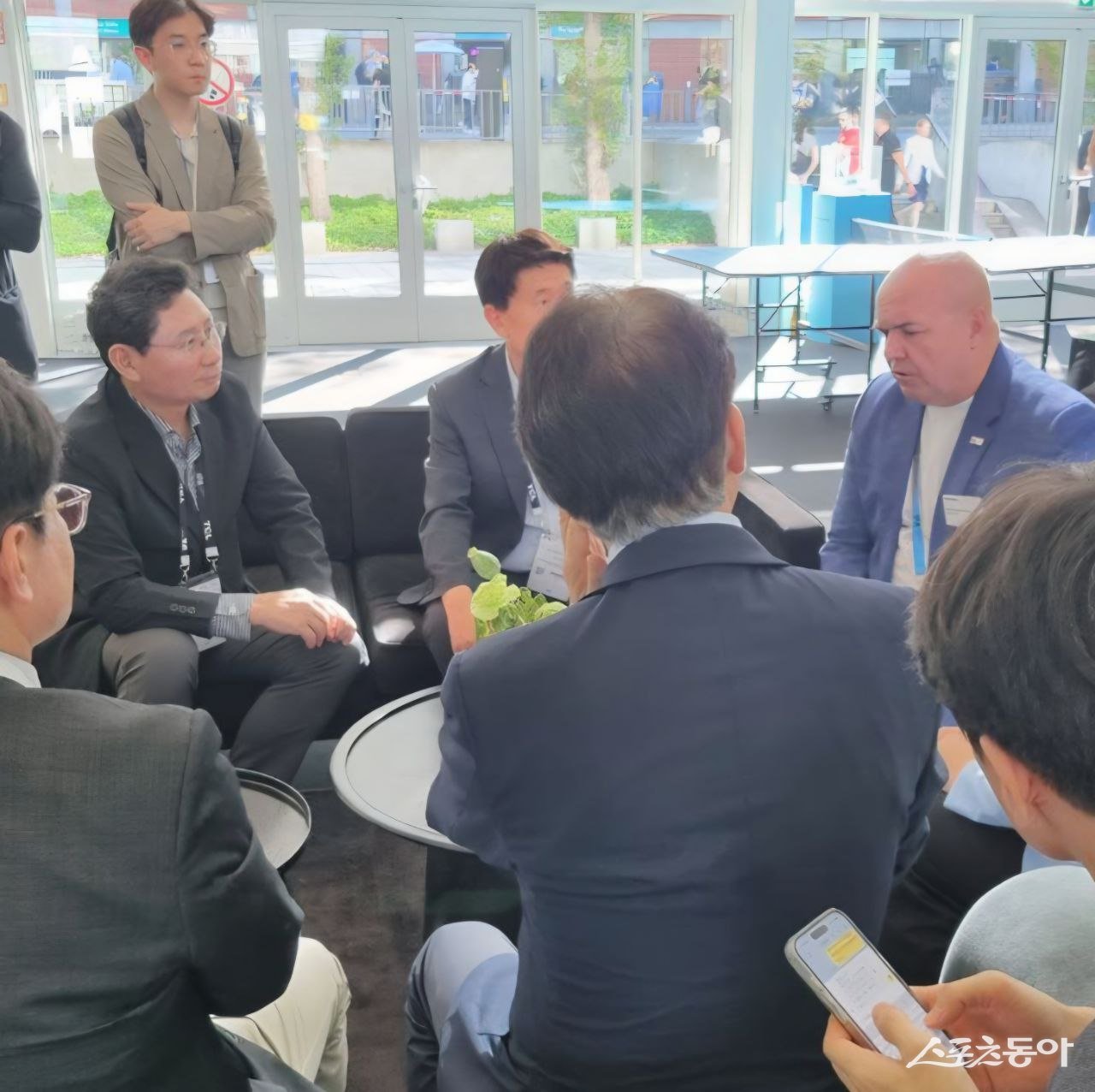 이상일 시장(왼쪽)이 라이프 린드너 IFA CEO(오른쪽)와 대화하고 있다. 사진제공|용인시